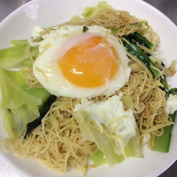 ラ王豚骨で野菜と半熟卵乗せ焼きラーメン